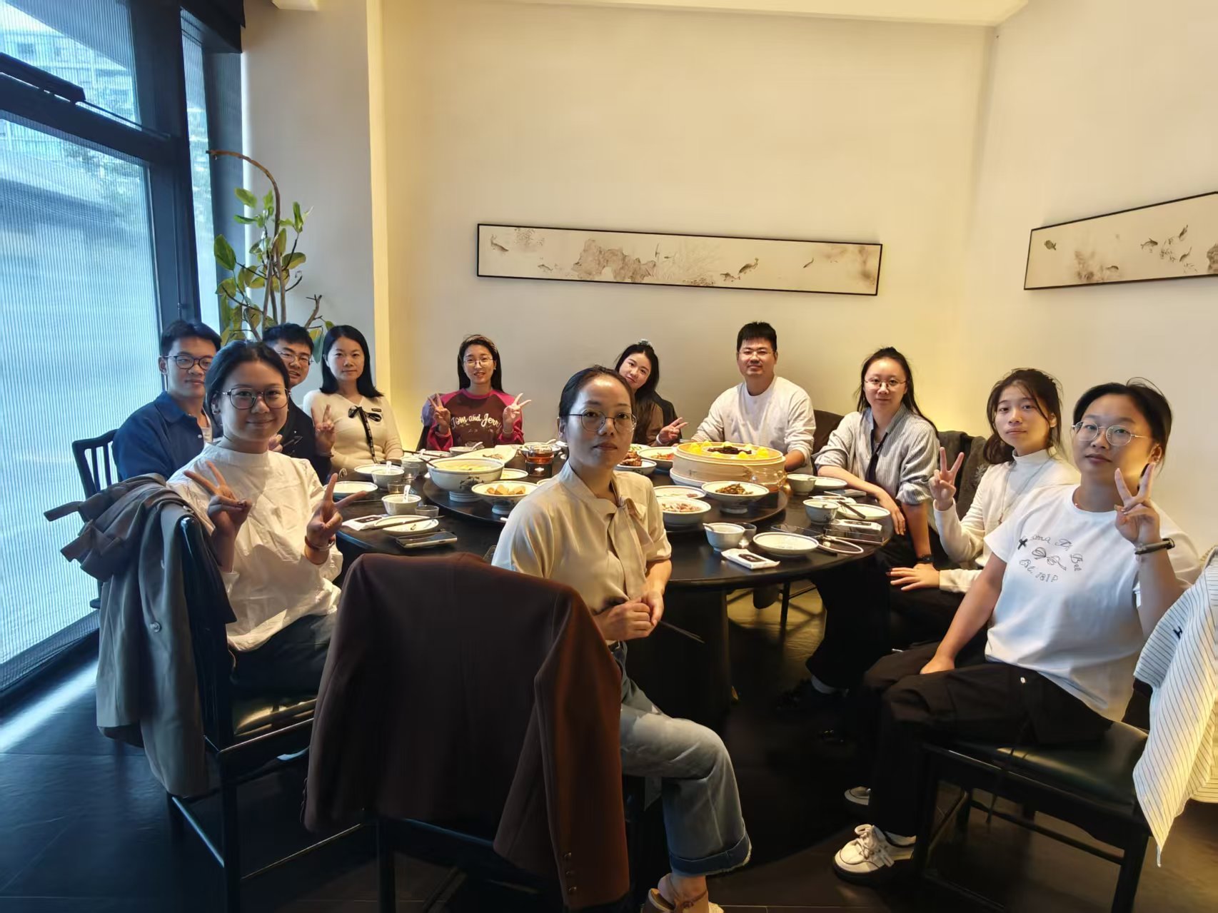 Koncentrer dig og bestig toppen, grin og tal om venskab - virksomhedens North Peak teambuilding-aktivitet er nået til en vellykket afslutning