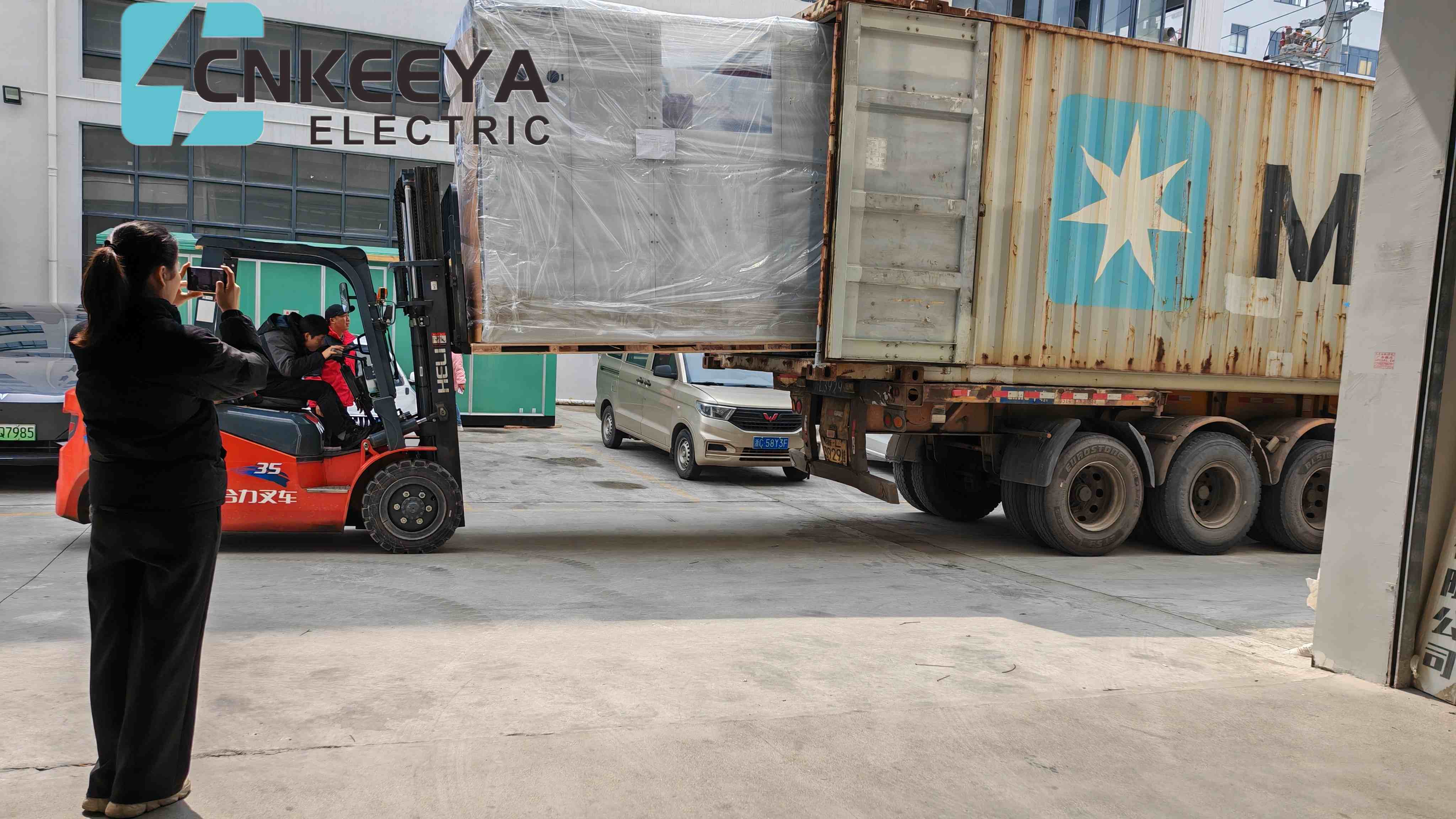 Fire KYN61-skabe fra virksomheden blev med succes lastet og afsendt for at hjælpe med konstruktionen af ​​elprojekter for ukrainske kunder